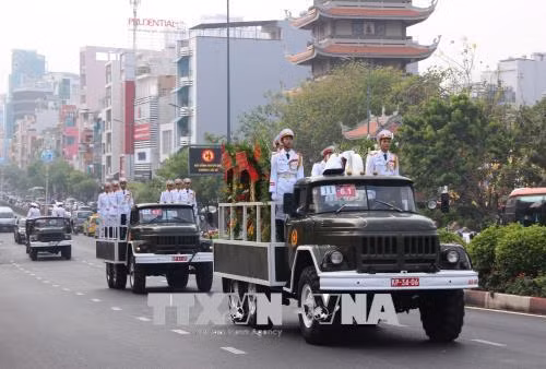 Đoàn xe đưa linh cữu nguyên Thủ tướng Phan Văn Khải đi qua cầu Công Lý. Ảnh: Xuân Dự - TTXVN