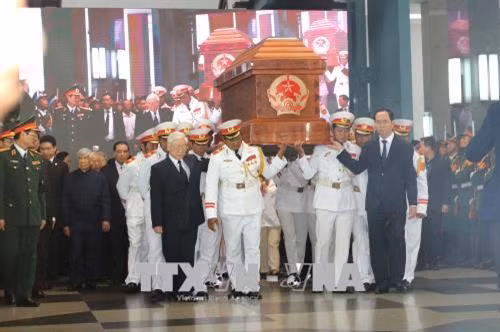 Các đồng chí lãnh đạo Đảng, Nhà nước tiễn đưa linh cữu nguyên Thủ tướng Phan Văn Khải về nơi an nghỉ. Ảnh: Thanh Vũ - TTXVN