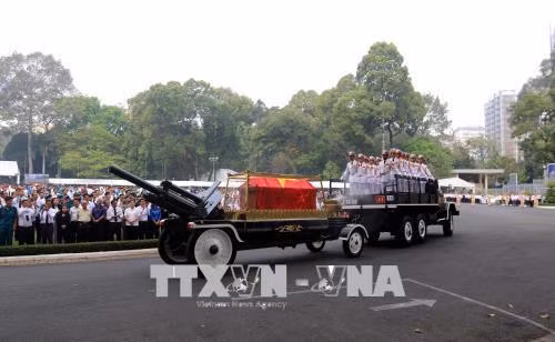 Xe chở linh cữu nguyên Thủ tướng Phan Văn Khải về nơi an nghỉ cuối cùng. Ảnh: Thanh Vũ - TTXVN