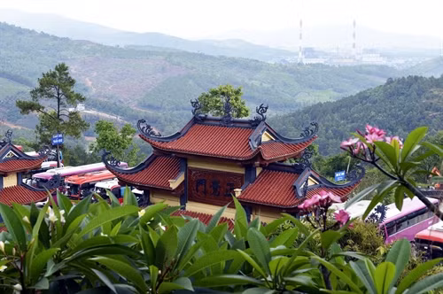 Chùa Ba Vàng toạ lạc trên lưng chừng núi Thành Đẳng, ở độ cao 340 mét so với mặt nước biển