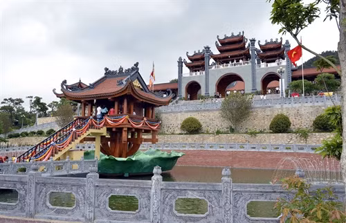 Cổng tam quan chùa Ba Vàng nhìn từ bên trong ra