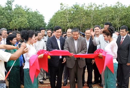 Phó Thủ tướng Chính phủ Campuchia Yim Chhay Ly (phải) và Bộ trưởng Bộ Nông nghiệp và Phát triển Nông thôn Việt Nam Cao Đức Phát cắt băng khánh thành Nhà máy chế biến mủ cao su của Công ty Tân Biên-Kampong Thom
