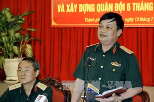 Thiếu tướng Trần Hoài Trung, Cục trưởng Cục Tuyên huấn (Tổng cục Chính trị, Bộ Quốc phòng), trả lời các câu hỏỉ của đại diện các đơn vị báo chí. Ảnh: Thế Anh-TTXVN