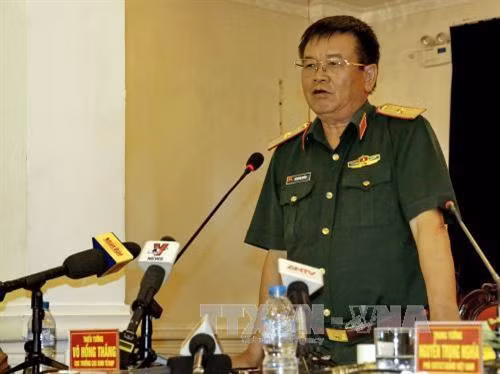 Thiếu tướng Võ Hồng Thắng, Cục trưởng Cục kinh tế (Bộ Quốc phòng), trả lời báo chí các vấn đề liên quan đến các hoạt động của các doanh nghiệp quân đội. Ảnh: Thế Anh-TTXVN