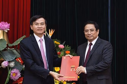 Thay mặt Bộ Chính trị, Ban Bí thư, đồng chí Phạm Minh Chính đã công bố và trao Quyết định bổ nhiệm Tổng Biên tập Tạp chí Cộng sản cho đồng chí Đoàn Minh Huấn. Ảnh minh họa: tapchicongsan.org.vn