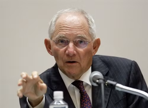 Trong ảnh (tư liệu): Bộ trưởng Tài chính Đức Wolfgang Schauble phát biểu trong cuộc họp báo ở Sendai, tỉnh Miyai, Nhật Bản ngày 21/5. EPA/TTXVN
