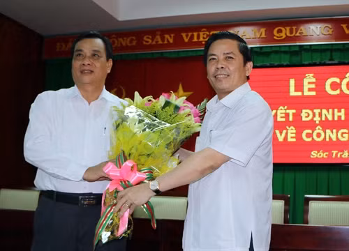 Đồng chí Nguyễn Văn Thể- Bí thư Tỉnh ủy Sóc Trăng (bên phải) tặng hoa chúc mừng đồng chí Nguyễn Trung Hiếu nhận nhiệm vụ mới. Ảnh: Trung Hiếu- TTXVN