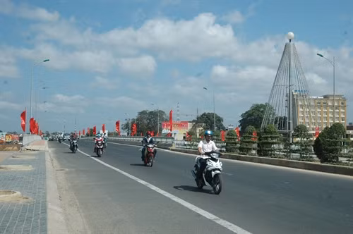 Đường Hồ Chí Minh đoạn qua thành phố Kon Tum. Ảnh: TTXVN
