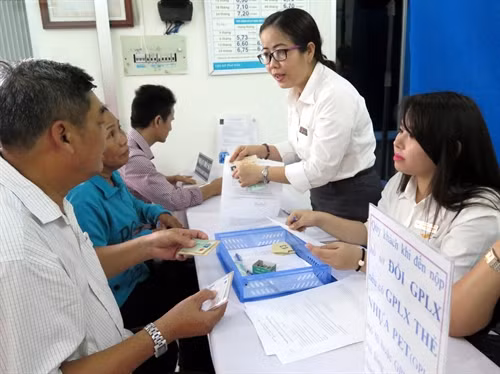 Từ ngày 4/7 Hà Nội cấp đổi giấy phép lại xe tại trụ sở các cơ quan, đơn vị . Ảnh: TTXVN