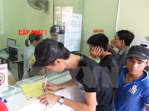 Cấp phát thuốc methadone điều trị cho bệnh nhân nghiện ma túy. (Ảnh: Thanh Thương/TTXVN)