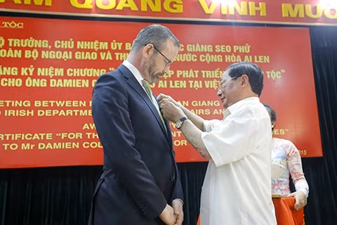 Bộ trưởng, Chủ nhiệm Giàng Seo Phử trao Kỷ niệm chương ‘‘Vì sự nghiệp phát triển các dân tộc" cho ông Damien Cole.