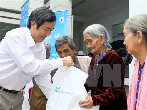 Tặng quà Tết cho người già neo đơn, trẻ em có hoàn cảnh khó khăn tại Tp. Hồ Chí Minh. (Ảnh: Thanh Vũ/TTXVN)