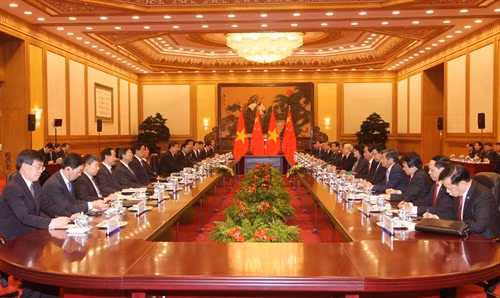 Tổng Bí thư Nguyễn Phú Trọng và Tổng Bí thư, Chủ tịch nước Trung Quốc Tập Cận Bình duyệt đội danh dự. Ảnh: Trí Dũng - TTXVN Tổng Bí thư Nguyễn Phú Trọng hội đàm với Tổng Bí thư, Chủ tịch nước Trung Quốc Tập Cận Bình. Ảnh: Trí Dũng – TTXVN