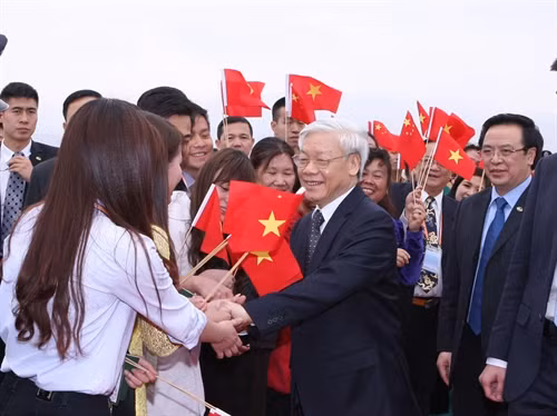 Tổng Bí thư Nguyễn Phú Trọng thăm Nhà Triển lãm quy hoạch thành phố Côn Minh. Ảnh: Trí Dũng – TTXVN Tổng Bí thư Nguyễn Phú Trọng thăm, tặng quà gia đình anh Lưu Văn Thành ở Khu dân cư Đại Doanh thôn, thành phố Ngọc Khê, tỉnh Vân Nam. Ảnh: Trí Dũng – TTXVN Cán bộ Đại sứ quán Việt Nam, Tổng Lãnh sự quán tại Côn Minh, đại diện Việt kiều và lưu học sinh tiễn Tổng Bí thư Nguyễn Phú Trọng tại Sân bay Quốc tế Trường Thủy, thành phố Côn Minh, tỉnh Vân Nam. Ảnh: Trí Dũng – TTXVN