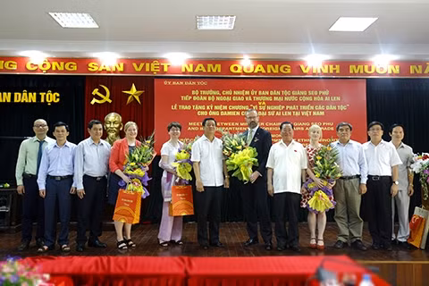 Bộ trưởng, Chủ nhiệm Giàng Seo Phử trao Kỷ niệm chương “Vì sự nghiệp phát triển các dân tộc” cho Đại sứ Ailen tại Việt Nam