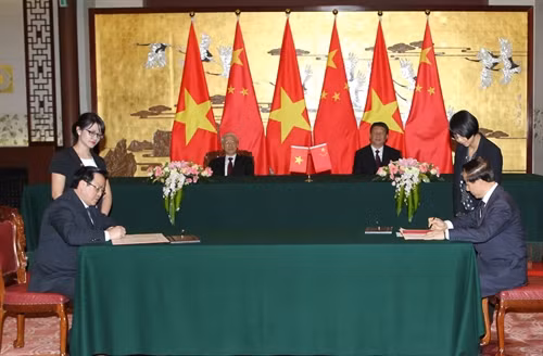 Tổng Bí thư Nguyễn Phú Trọng và Tổng Bí thư, Chủ tịch nước Trung Quốc Tập Cận Bình tham quan Triển lãm Thành quả Hội thảo lý luận giữa Đảng Cộng sản Trung Quốc và Đảng Cộng sản Việt Nam. Ảnh: Trí Dũng – TTXVN Tổng Bí thư Nguyễn Phú Trọng và Tổng Bí thư, Chủ tịch nước Trung Quốc Tập Cận Bình chứng kiến Lễ ký “Kế hoạch hợp tác giữa Đảng Cộng sản Việt Nam và Đảng Cộng sản Trung Quốc giai đoạn 2016 - 2020”. Ảnh: Trí Dũng – TTXVN Tổng Bí thư Nguyễn Phú Trọng và Tổng Bí thư, Chủ tịch nước Trung Quốc Tập Cận Bình chứng kiến Lễ ký “Hiệp định về hợp tác dẫn độ giữa nước Cộng hòa xã hội chủ nghĩa Việt Nam và nước Cộng hòa Nhân dân Trung Hoa”. Ảnh: Trí Dũng – TTXVN Tổng Bí thư Nguyễn Phú Trọng và Tổng Bí thư, Chủ tịch nước Trung Quốc Tập Cận Bình dự Gặp gỡ Hữu nghị Thanh niên hai nước Việt - Trung lần thứ XV. Ảnh: Trí Dũng – TTXVN