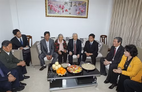 Tổng Bí thư Nguyễn Phú Trọng thăm Nhà Triển lãm quy hoạch thành phố Côn Minh. Ảnh: Trí Dũng – TTXVN Tổng Bí thư Nguyễn Phú Trọng thăm, tặng quà gia đình anh Lưu Văn Thành ở Khu dân cư Đại Doanh thôn, thành phố Ngọc Khê, tỉnh Vân Nam. Ảnh: Trí Dũng – TTXVN Cán bộ Đại sứ quán Việt Nam, Tổng Lãnh sự quán tại Côn Minh, đại diện Việt kiều và lưu học sinh tiễn Tổng Bí thư Nguyễn Phú Trọng tại Sân bay Quốc tế Trường Thủy, thành phố Côn Minh, tỉnh Vân Nam. Ảnh: Trí Dũng – TTXVN