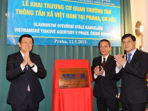 Chủ tịch nước Trương Tấn Sang và các đại biểu tại Lễ khai trương Cơ quan thường trú Thông tấn xã Việt Nam tại Praha, Cộng hòa Séc. (Ảnh: Nguyễn Khang/TTXVN)