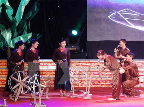 Các nghệ sĩ của Câu lạc bộ thành phố Hà Tĩnh biểu diễn tiết mục: "Phường vải - phường nhủi đồng môn". (Ảnh: Minh Đức/TTXVN)