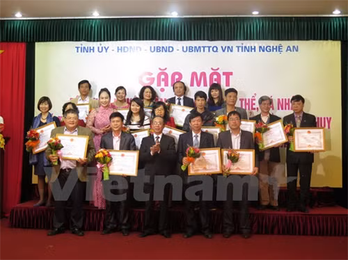 Tặng bằng khen những cá nhân có thành tích xuất sắc trong công tác bảo tồn, phát huy và xây dựng Hồ sơ Dân ca Ví, Giặm Nghệ Tĩnh. (Ảnh: Nguyễn Văn Nhật/TTXVN)