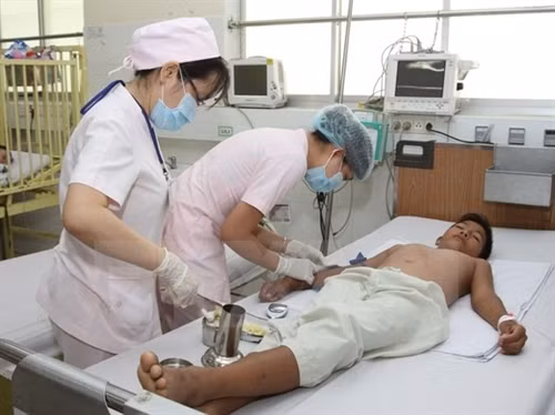 Chăm sóc bệnh nhi mắc bệnh sốt xuất huyết tại Bệnh viện bệnh nhiệt đới Thành phố Hồ Chí Minh. (Ảnh: TTXVN)