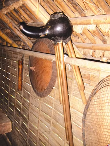 Nhạc cụ Đing năm thường được dùng để thổi theo điệu hát Ayray, trong các lễ hội như: lễ mừng lúa mới, lễ cầu mưa...