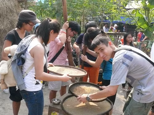Du khách thích thú với làng nghề cốm dẹp