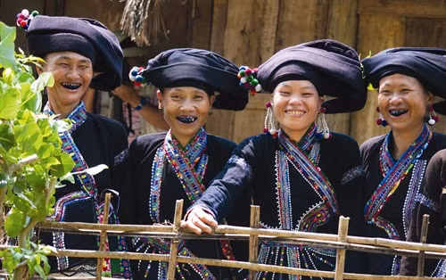 Phụ nữ dân tộc Lự