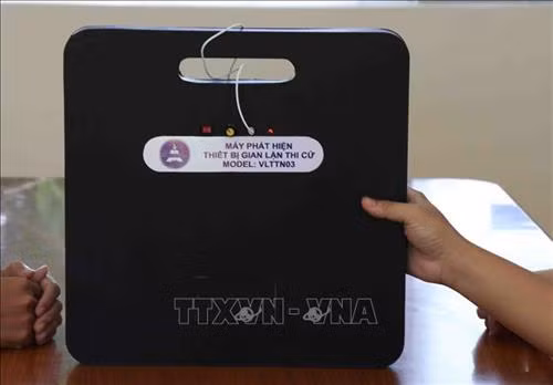 Máy phát hiện thiết bị gian lận thi cử có trọng lượng 400gram, sử dụng nguồn điện 2 pin 9V, khoảng cách dò các thiết bị gian lận là 8m. Ảnh: Phạm Cường-TTXVN