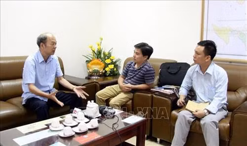 Ông Hà Văn Um, Giám đốc Sở Nông nghiệp & Phát triển Nông thôn tỉnh Lai Châu (thứ nhất từ trái sang) trao đổi về những tình trạng sản xuất hiện nay. Ảnh: Việt Hoàng - TTXVN