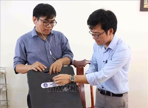 Thầy Trần Quốc Lâm giới thiệu về các thiết bị công nghệ cao học sinh, sinh viên thường mang theo vào phòng thi để gian lận trong thi cử. Ảnh: Phạm Cường-TTXVN