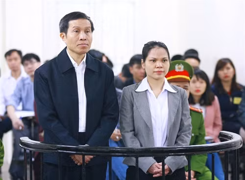 Bị cáo Nguyễn Hữu Vinh và bị cáo Nguyễn Thị Minh Thúy đứng trước vành móng ngựa tại phiên tòa. Ảnh: Doãn Tấn - TTXVN