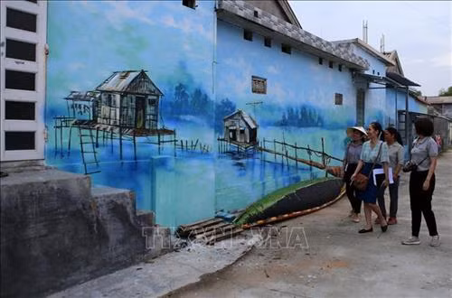Du khách tham quan làng chài Ngư Mỹ Thạnh (Thừa Thiên - Huế). Ảnh: Hồ Cầu-TTXVN