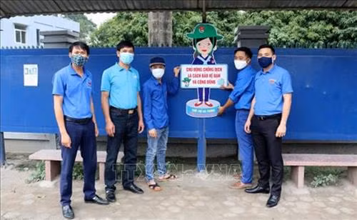 Đoàn viên, thanh niên huyện Hà Trung, tỉnh Thanh Hóa thực hiện mô hình gắn biển Chipi phòng, chống dịch bệnh COVID-19. Ảnh: Nguyễn Nam-TTXVN