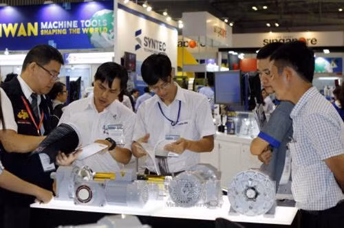 Khách tham quan các gian trưng bày tại triển lãm. Ảnh: Hoàng Hải-TTXVN