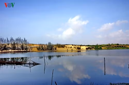 Bàu Cát chia thành 2 phần bởi một đồi cát vắt ngang qua. Người dân địa phương từ xưa đã gọi 2 phần này là Bàu Ông và Bàu Bà