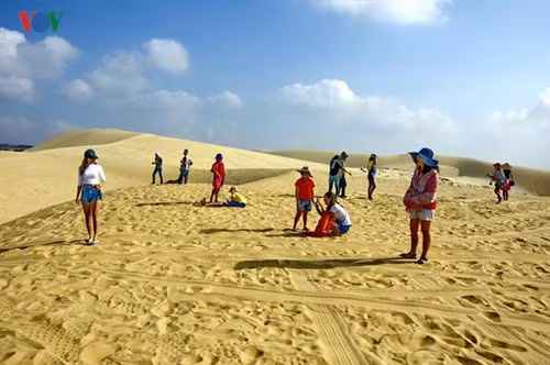 Nếu Mũi Né nhộn nhịp du khách thì Bàu Trắng vẫn còn hoang sơ, chưa đông người đến