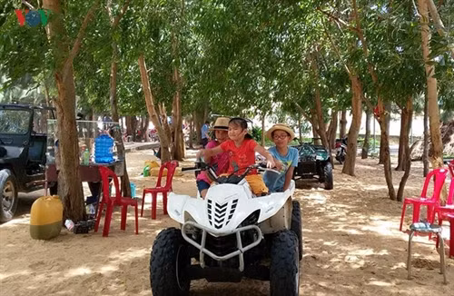 ...hay đi xe mô tô bánh lớn trên cát