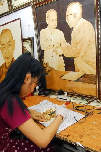 Cơ sở làm tranh của ông Võ Văn Tạng hiện có 15 công nhân làm việc với mức thu nhập từ 3,5 - 5 triệu đồng/tháng.