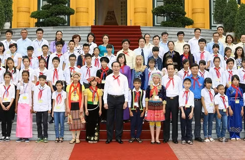 Sáng 30/5/2016, tại Phủ Chủ tịch, Chủ tịch nước Trần Đại Quang gặp mặt thân mật Đoàn đại biểu trẻ em có hoàn cảnh đặc biệt, khó khăn, nhân kỷ niệm ngày Quốc tế Thiếu nhi 1/6. Ảnh: Nhan Sáng-TTXVN