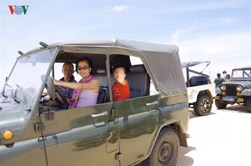 Ở đây du khách có thể tìm được cảm giác mạnh qua các trò chơi như lái xe Jeep..