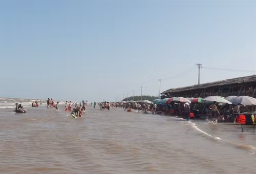 Khu du lịch sinh thái Cồn Vành có bãi biển đẹp cùng triền cát trải dài gần 7km. Ảnh: Xuân Tiến