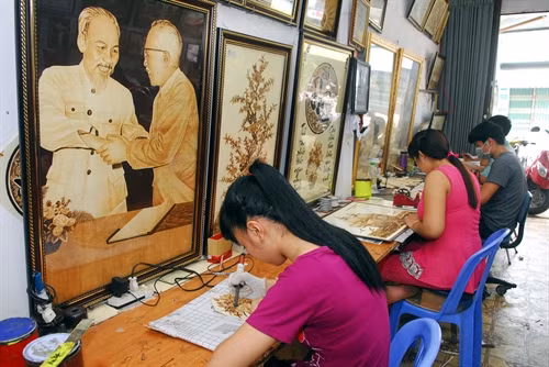 Quá trình sáng tác tranh đòi hỏi sự cẩn thận, tỉ mỉ từng chút một.