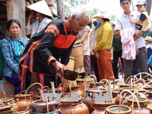Thầy cúng Ksor Lol và cộng sự dâng lễ vật và khấn Yàng mong những điều tốt đẹp nhất đến với dân làng. Ảnh: Hoài Nam – TTXVN