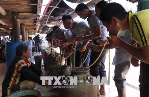 Người dân cùng tham gia vào Lễ cúng cầu mưa. Ảnh: Hoài Nam – TTXVN