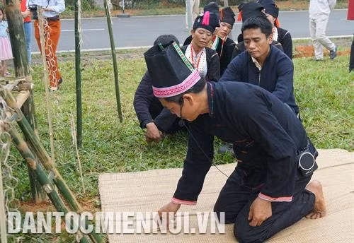 Thầy cúng mời ma làng và thần linh về dự lễ. Ảnh: Hoàng Tâm