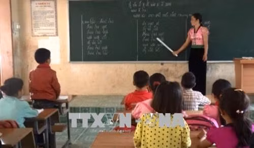 Tiết học môn chữ Thái của các em học sinh Trường Phổ thông Dân tộc bán trú Tiểu học Nậm Ét (Quỳnh Nhai, Sơn La). Ảnh: Nguyễn Cường - TTXVN