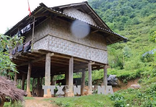 Những tảng đá lớn từ những vụ sạt lở đá trên núi lăn xuống rồi nằm dưới gầm nhà sàn của người dân trong bản Pa Xa Xá. Ảnh: Xuân Tiến – TTXVN