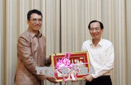 Ông Lê Thanh Liêm (phải) và ông Sundara Sourioudong tại buổi tiếp. Ảnh: Xuân Khu-TTXVN