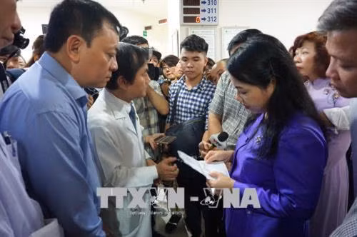 Bộ trưởng Bộ Y tế Nguyễn Thị Kim Tiến kiểm tra đơn thuốc được kê tại Bệnh viện Hoàn Mỹ Sài Gòn. Ảnh: Đinh Hằng – TTXVN
